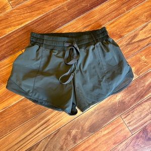 🍋 Lululemon Hotty Hot Shorts • Size 6